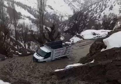 Bitlis’te heyelan nedeniyle 4 köy yolu ulaşıma kapandı