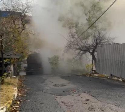 Pendikte tanker bariyerlere çarptı; yola kimyasal madde döküldü