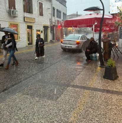 İzmirde sağanak etkili oldu; 1 kişi kayıp