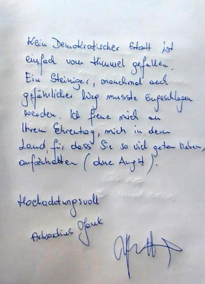 Alman turistin Atatürk saygısı