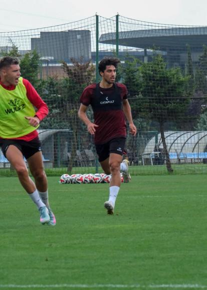 Berkay Özcan, Fatih Karagümrükte ilk antrenmanına çıktı