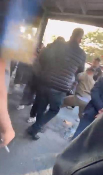 Sultangazide sözlü taciz iddiası; çevredekiler tarafından darbedildi