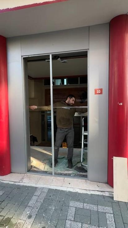 Avcılar’da kapatılan hastaneye taş ve duba attı; otomobiliyle çarptı