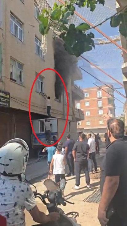 Yangında mahsur kalan kadını konteynerin üzerine çıkarak kurtardılar