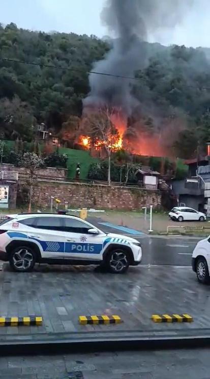 Beşiktaşta restoranın müştemilatı alev alev yandı