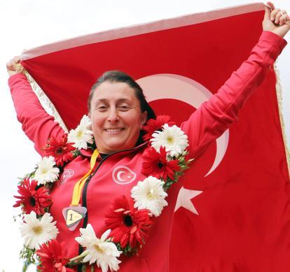 Rusyada atlı okçulukta dünya şampiyonu olan Melek öğretmen, Erzurumda coşkuyla karşılandı