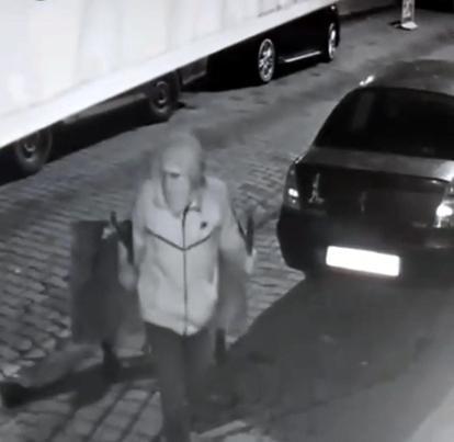 El arabası ile dondurma dolabını çaldı; o anlar kamerada