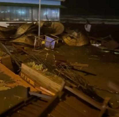 Hatay’da fırtına yaşamı olumsuz etkiledi; dalgalar yola kadar geldi
