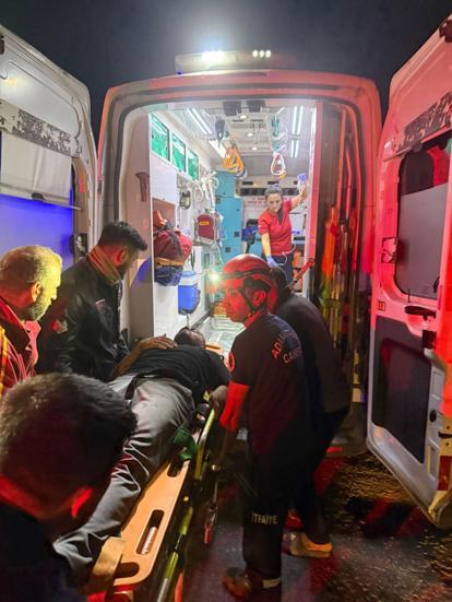 İki hafif ticari araç çarpıştı: 1 ölü, 2 yaralı