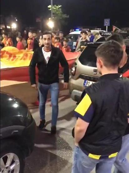 Fenerbahçeli bir taraftar, Galatasaraylıların şampiyonluk kutlamalarını hüzünle izledi