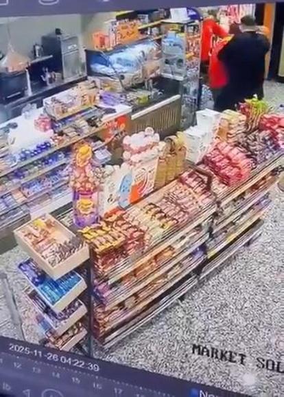 Akaryakıt istasyonu çalışanına kafa atıp, yumrukladı; o anlar kamerada