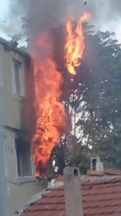 Fatih’te 5 katlı binada çıkan yangın söndürüldü