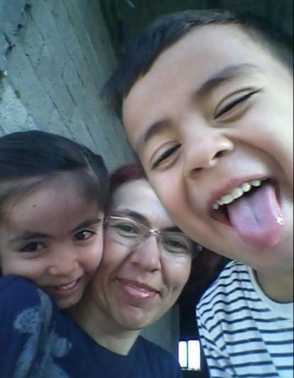 Depremde annesi ve kardeşini kaybeden Dicle Hayat, piyanosuyla hayata tutundu