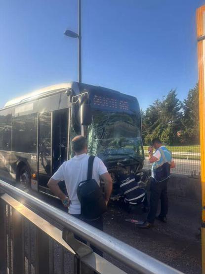 Kadıköyde 2 metrobüs çarpıştı: 2 yaralı