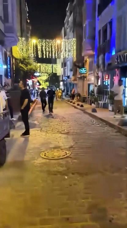 Beyoğlunda terriere saldıran pitbull cinsi köpeğin sahibinin bıçaklandığı kavga kamerada