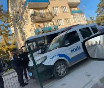 Polis aracının bisikletiyle karşıya geçen çocuğa çarptığı kaza kamerada