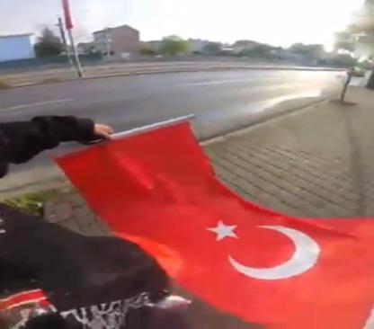 Yerde gördüğü Türk bayrağını alan kurye Gülten’e vali tebriği