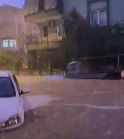 Antalyada şiddetli yağış hayatı olumsuz etkiledi