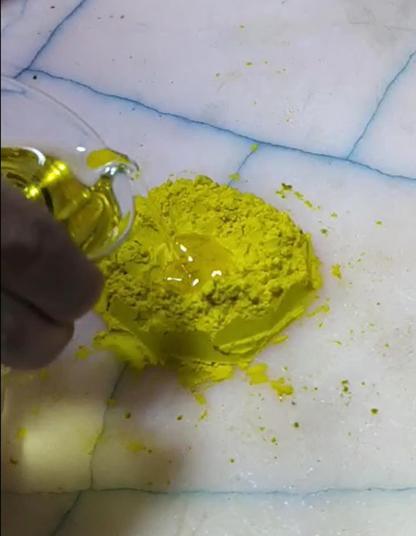 Atık yağları boyaya dönüştürüp, yaptıkları tabloları sergilediler