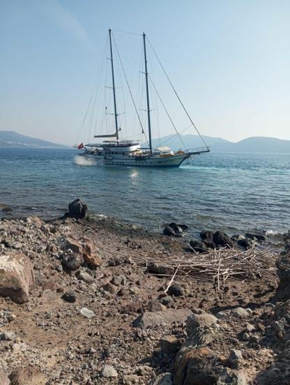 Bodrumda 41 metre uzunluğundaki yelkenli karaya oturdu
