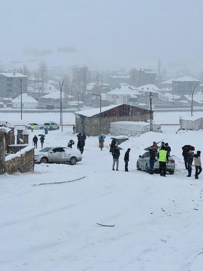 Yüksekovada kar yağışı etkili oldu