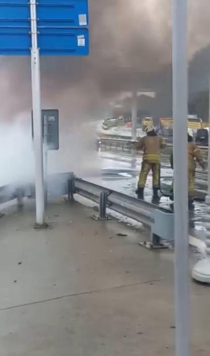 Bayrampaşa’da hafif ticari araç alev alev yandı