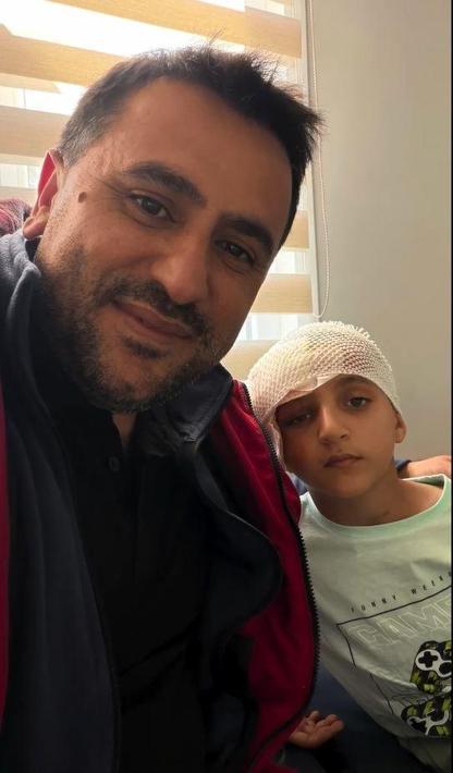 Vücudunun bir kısmı toprağa gömülü bulunan Amir, okulunu ve arkadaşlarını özlemiş