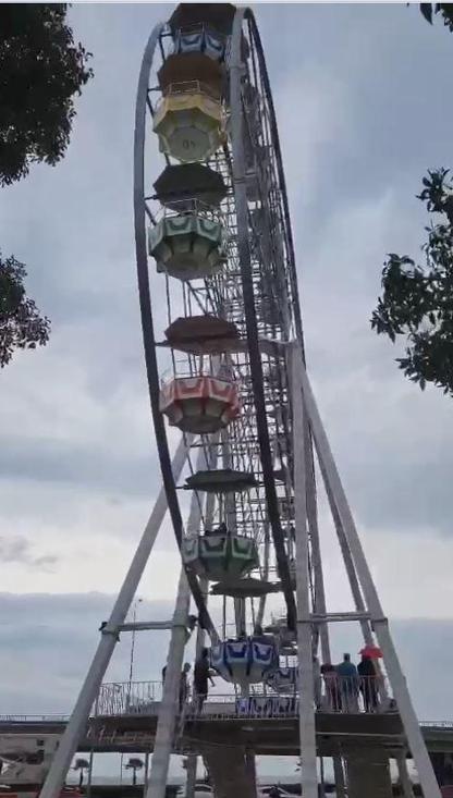 Trabzonda lunaparkta dönme dolapta mahsur kalan 20 kişi kurtarıldı