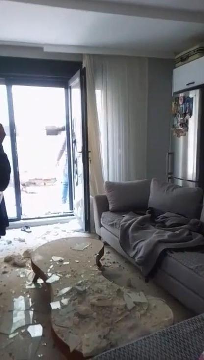 Avcılarda yıkım sırasında kopan beton blok yan binadaki dairenin cam kapısını kırdı
