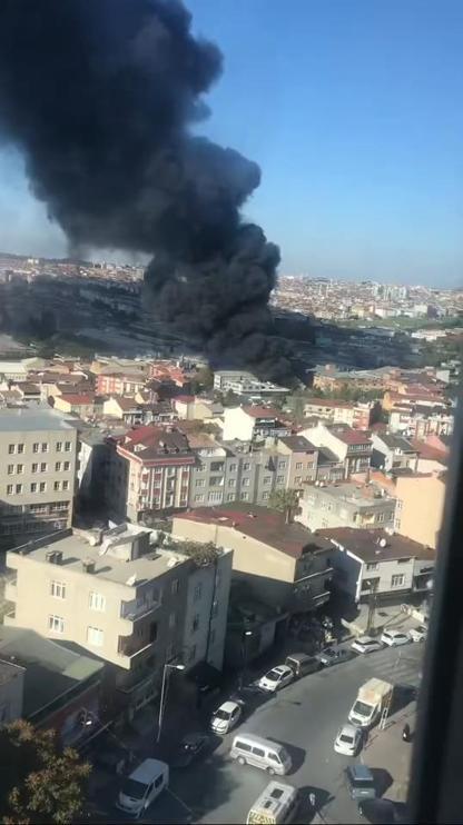 Gaziosmanpaşada halı sahada çıkan yangın söndürüldü