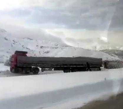 Erzurum kara yolu, kaza nedeniyle tek yönlü trafiğe kapandı