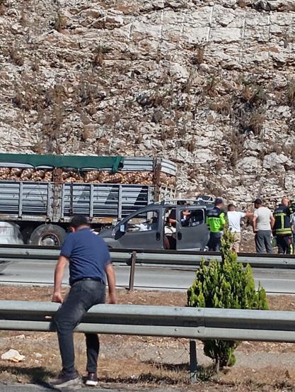 Mersinde hafif ticari araç, önündeki TIR’a çarptı: Aynı aileden 5 kişi öldü, 1 kişi yaralı