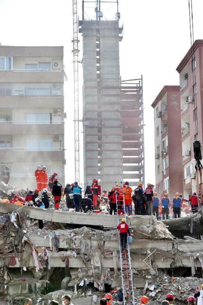 Depremde 36 kişinin öldüğü Rıza Bey Apartmanı inşaatında çalışan işçiler tespit edilecek
