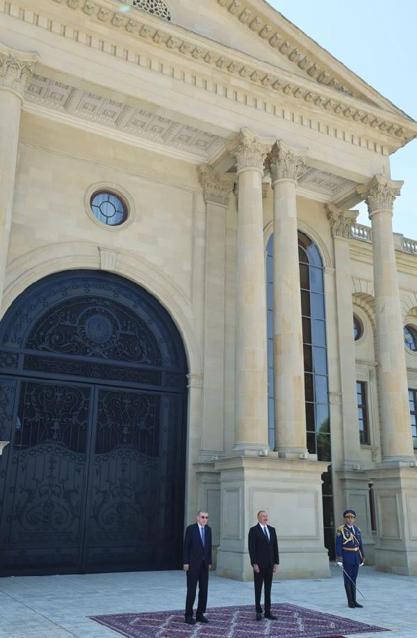 Cumhurbaşkanı Erdoğan, Azerbaycan’da resmi törenle karşılandı