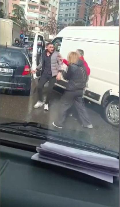 Kadıköy’de trafikte tartıştığı kadın sürücüye saldırdı