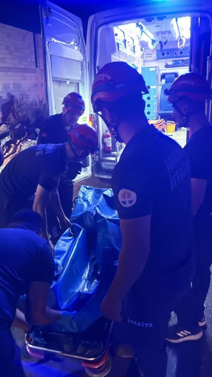 İki hafif ticari araç çarpıştı: 1 ölü, 2 yaralı
