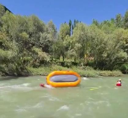 Rafting yarışında botları alabora olan sporcular zor anlar yaşadı