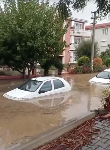 Foçada selin izleri siliniyor