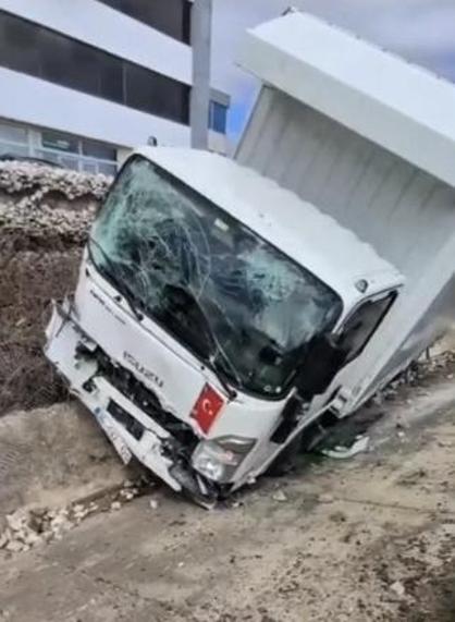 Çatalcada kamyonun refüje çarptığı kaza kamerada