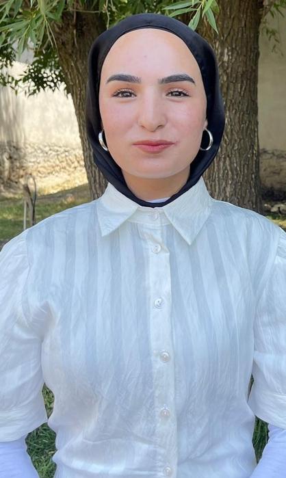 Sınav çıkışı babasının çiçekle karşıladığı Çimen: Gelen puanla babamın o anı şimdi gururla taçlandı