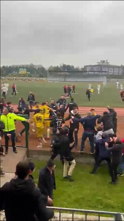 Samsunda Süper Amatör Lig maçında ortalık karıştı: Futbolcular birbirine girdi