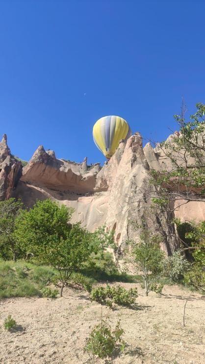 Kapadokyada sıcak hava balonu, kayalıklara zorunlu iniş yaptı