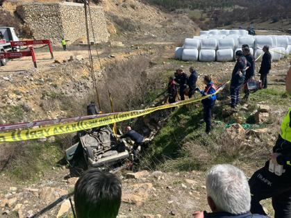 Tavşanlı’da çukura düşen otomobildeki 2 kişi öldü, 1 kişi yaralandı