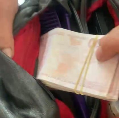 Temizlik işçisi bulduğu para ve ziynet eşyası dolu çantayı sahibine teslim etti