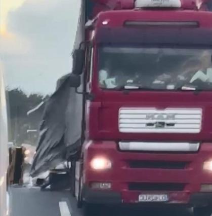 TIR şoförü zikzak çizerek ilerledi; dorsedeki yükler yola savruldu