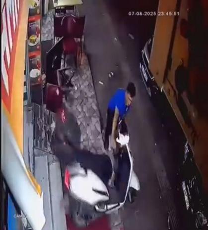 Gazın verildiği motosiklet, masa ve sandalyelere çarptı; o anlar kamerada