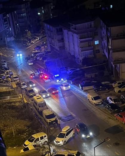 Dur ihtarına uymayan 2 şüpheli takip sonucu yakalandı: 1 polis yaralandı