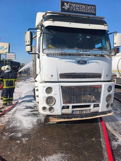 Mardinde 3 aracın karıştığı kazada TIR alev aldı; o anlar kamerada