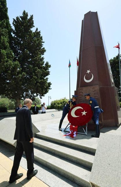 Cumhurbaşkanı Erdoğan, Azerbaycan’da resmi törenle karşılandı