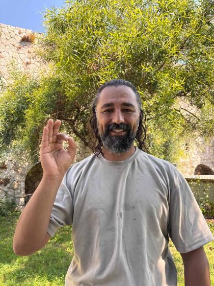 Kafeste mahsur kalan Akdeniz fokuna dalgıçlardan yardım eli